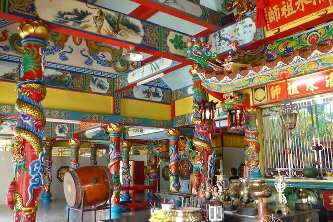 Takuapa Cultural History Half-Day Tour From Khao Lak - The Guan Yu Chinese shrine stop: red architecture and quiet symbolism